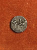89 BC
DENIER TITURIA : Tête barbue du roi TATIUS, TA...