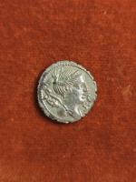 79 BC
DENIER SERRATUS CLAUDIA : Buste de DIANE SC, Rv...