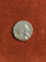 79 BC
DENIER SERRATUS NAEVIA : Tête diadémée de VENUS, SC...