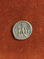 55 BC
DENIER LICINIA : Tête laurée et diadémée de VENUS,...