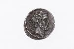 54 BC 
DENIER JUNIA (Junius BRUTUS) : Tête barbue de...