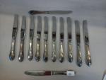 12 couteaux à décor rubané en métal argenté et lame...