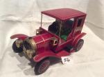 Battery-Toy Old Timer: voiture de maître en tôle rouge, "Made...