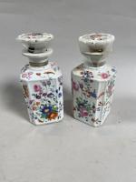 Deux FLACONS en porcelaine de Paris à décor floral. H:...
