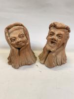Deux SUJETS en terre cuite représentant des têtes caricaturales. Art...
