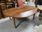 Grande TABLE en bois tourné sur roulettes. Epoque XIXe siècle....