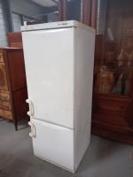 Un combiné réfrigérateur congélateur  MIELE . H 160 L58...