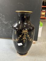 Vase en porcelaine dans le goût de Sèvres, style Louis...