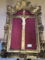 Un crucifix en bois doré à décor de fleurettes et...