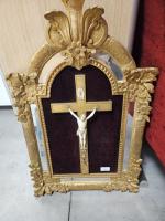 Un crucifix en bois doré à décor de fleurettes et...