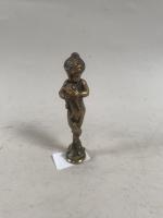 CACHET en bronze doré à décor d'une jeune fille tenant...