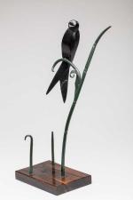 Oiseau en ébène sur une branche en bronze patiné, socle...