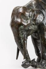 Gustav Hierholtz (1877-1954)" Eléphant arrachant une souche "Bronze à patine...