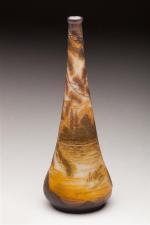 De Vez
Vase piriforme en verre gravé à l'acide à décor...