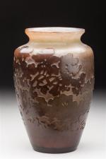 Gallé 
Vase de forme bombée en verre gravé à l'acide...