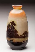 Gallé
Vase de forme bombée à petit col en verre gravé...