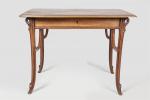 Emile Gallé (1846-1904)Table bureau de forme rectangulaire en noyer mouluré...
