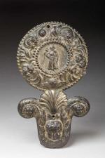 PLAQUE en bronze doré en bas-relief à décor d'anges, coquilles,...