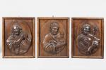 Suite de trois MEDAILLONS en bois naturel sculpté en haut-relief...