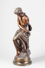 Mathurin Moreau (1822-1912)
" La frileuse "
Bronze à patine brune nuancée....
