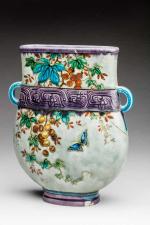 Théodore Deck (1823-1891)
Vase de forme japonisante à deux anses appliquées...
