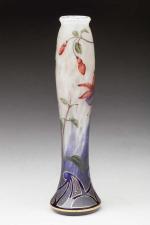 Daum 
Vase de forme cylindrique en verre gravé à l'acide,...