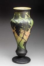 Daum 
Vase de forme balustre sur piédouche en verre gravé...