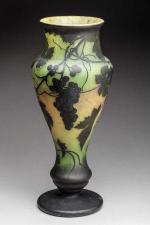 Daum 
Vase de forme balustre sur piédouche en verre gravé...
