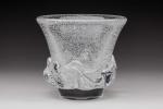 Daum 
Vase de forme conique en verre transparent bullé à...