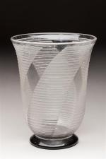 Daum. Vase cornet sur piédouche en verre grivé blanc et...