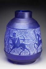 Etling
" La chasse "
Vase de forme conique à col droit...