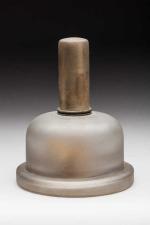 René Lalique (1860-1945)
Brule-parfum modèle " Boutons d'or " en verre...