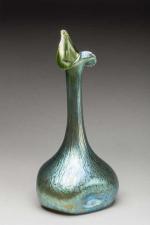 Loetz
Vase soliflore à panse bulbeuse et long col à bord...