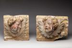 Deux ELEMENTS en bois tendre sculpté en haut-relief de têtes...