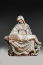 PIETA en pierre calcaire polychrome figurant une Vierge épaules tombantes...
