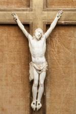 CHRIST en ivoire sculpté, pieds juxtaposés, périzonium noué à droite,...