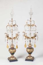 Importante paire de GIRANDOLES décoratives en fer doré et pendeloques...