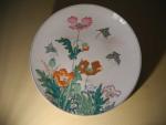 ARITA. Important plat en porcelaine à décor intérieur de fleurs...