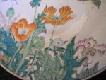 ARITA. Important plat en porcelaine à décor intérieur de fleurs...