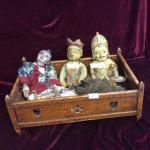 3 marionnettes indiennes bois polychrome et tissu, Ht tête: 9...