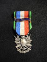 France IIIe République - Médaille "Oublie Jamais" avec ruban et...