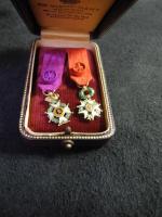 Deux miniatures en or émaillé : croix d'officier de l'ordre...