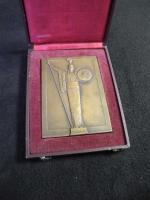 Médaille de table rectangulaire en bronze, avec Athéna sur l'avers...