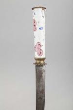 Couteau de chasse XIXe siècle, à poignée en porcelaine décorée,...