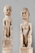 Paire d'Hampatong représentant un homme et une femme en bois...