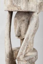 Tambour de cérémonie en bois et peau, sculpté d'un personnage...