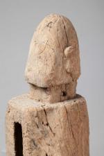 Cloche en bois sculpté d'une tête de personnage. Bali, début...