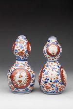 Paire de petits vases de forme gourde en porcelaine d'Imari....