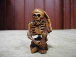 Netsuke en bois de style japonais représentant un squelette. H :...