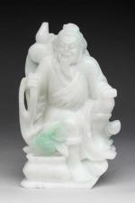 Statuette en jadéite blanc représentant un pécheur assis. Chine, XXème...